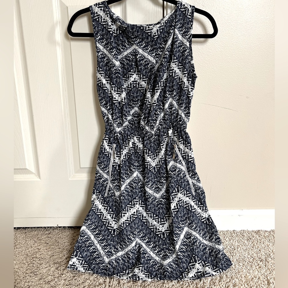 LA Class sleeveless blue and white dress with pockets. Size large.